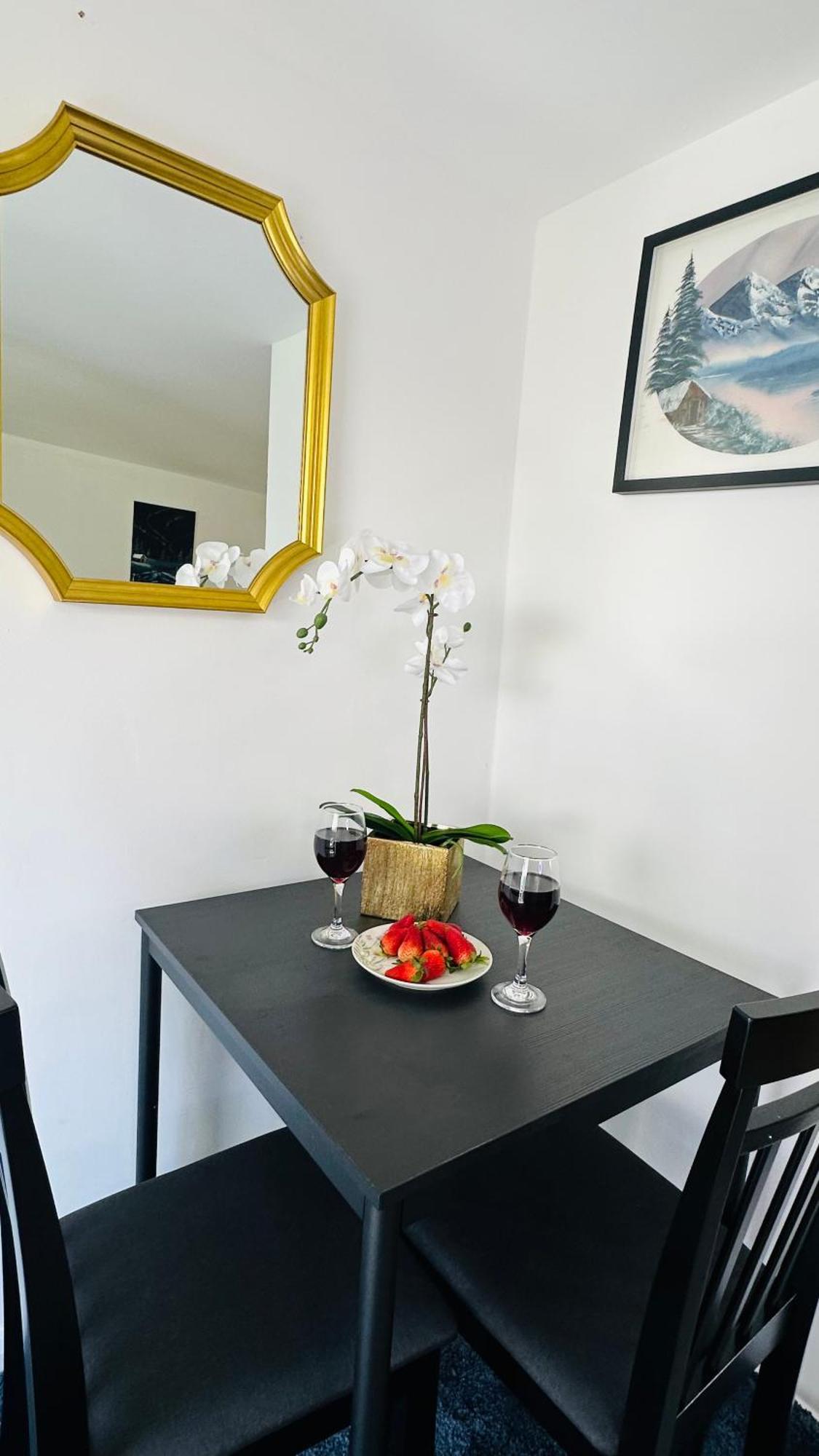 Cosy And Comfy Apartment Лондон Екстериор снимка