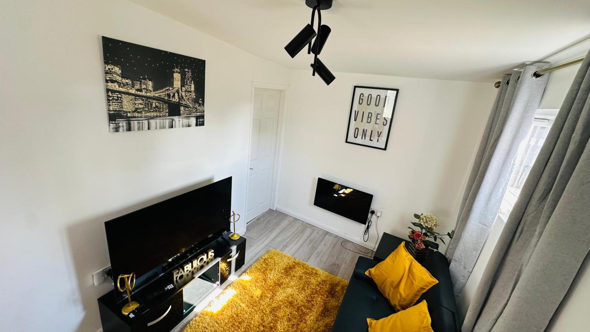 Cosy And Comfy Apartment Лондон Екстериор снимка