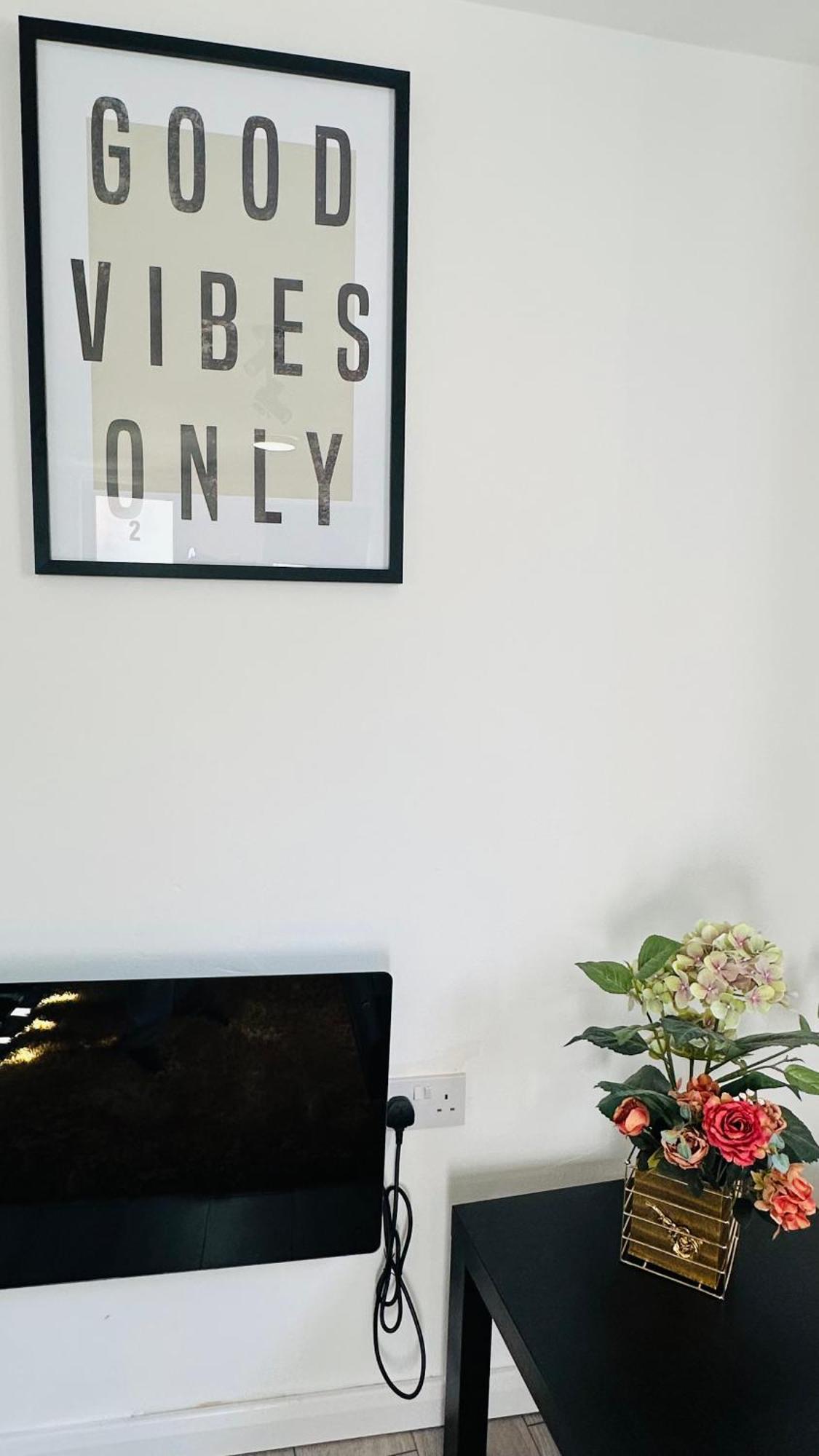 Cosy And Comfy Apartment Лондон Екстериор снимка