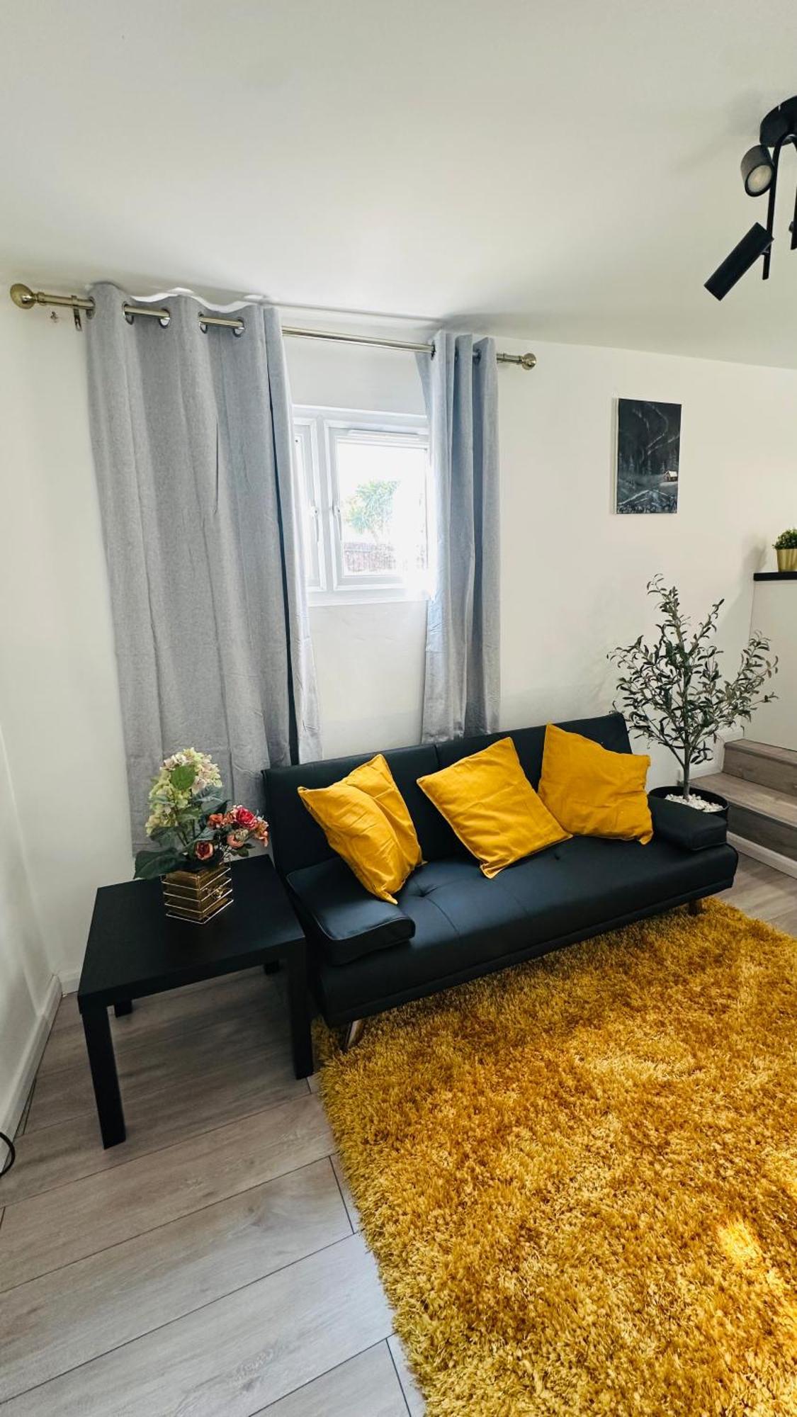 Cosy And Comfy Apartment Лондон Екстериор снимка
