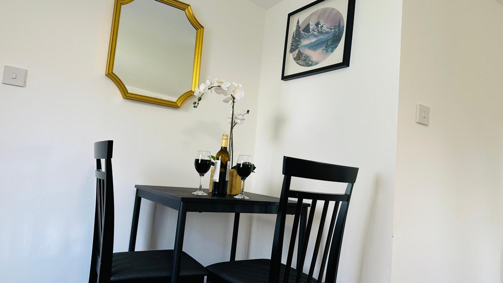 Cosy And Comfy Apartment Лондон Екстериор снимка