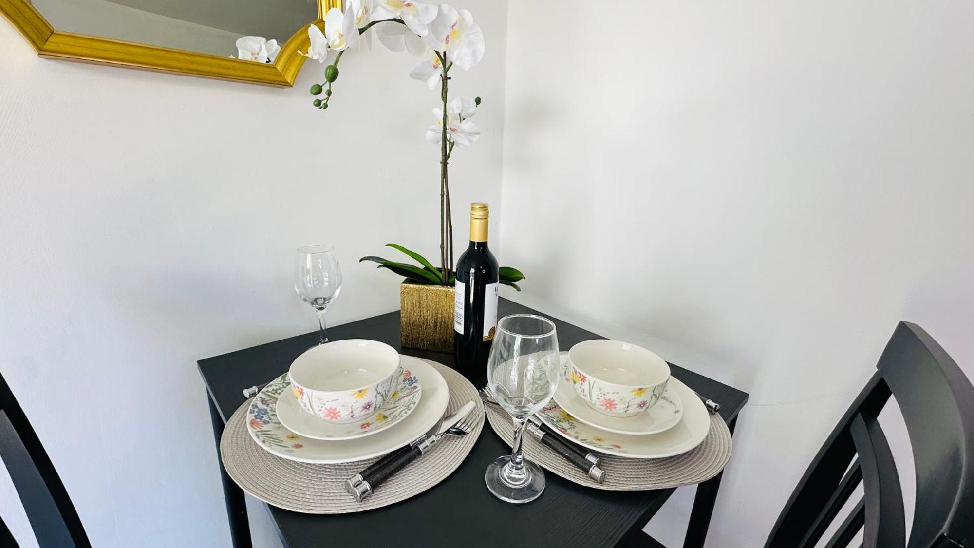Cosy And Comfy Apartment Лондон Екстериор снимка